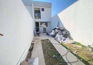 Casa geminada de três quartos no bairro jardim atlântico