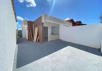 Casa geminada de três quartos com entrada independente  no bairro mantiqueira