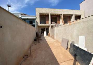 Casa geminada a venda no bairro piratininga