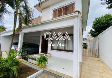 Casa com espaçosa com excelente localização, no bairro jardim brasília: 4 quartos, 1 suíte, 3 salas, 4 banheiros, 2 vagas de garagem, 363,64 m²!