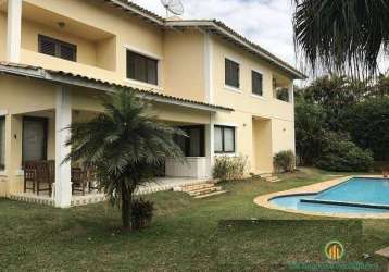 Linda casa de 4 dormitórios, 2 suítes, 4 vagas, piscina em condomínio