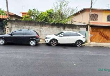 Terreno de rua em zona mista, toda murada