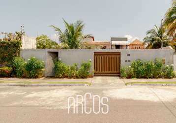 Casa com 5 quartos e piscina, à venda na aruana