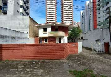 Casa ampla com quintal, 5 quartos, 4 banheiros, 2 vagas!