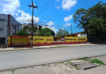 Ponto comercial, amplo, com estacionamento, em avenida principal!