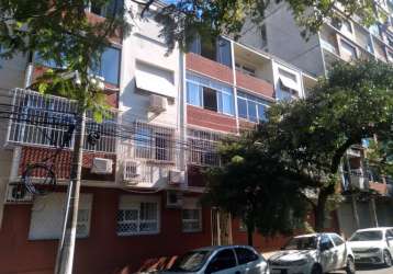 Amplo apartamento, 107 metros privativos. 3 dormitórios. dois dormitórios com sacadas  de frente para o hospital de clínicas,  assim como o vasto living. mais sala de estar e dependência de empregada.