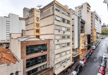 Excelente apartamento residencial ou comercial com uma sala, cozinha, banheiro  e um quarto. localizado no 5º andar, o prédio possui dois elevadores.