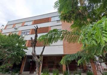 Excelente apartamento à venda no bairro menino deus, em porto alegre. com 2 dormitórios, sendo 1 suíte, 2 banheiros sociais, 2 salas, área de serviços com uma ótima e espaçosa despensa e churrasqueira