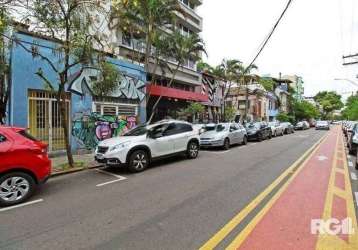 .casa à venda em cidade baixa, porto alegre. excelente localização na rua lopo gonçalves. casa em terreno amplo com 84.7m² de área total e 84.7m² de área privativa. possui 2 dormitórios, 3 banheiros s