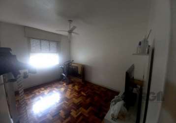 Apartamento bem ventilado, com 39m², divido em 01 dormitório, cozinha, banheiro com box e living. condomínio com baixo custo, próximo de todas as facilidades do bairro menino deus! &lt;br&gt;agende já