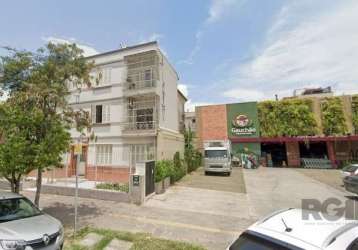 Excelente apartamento no bairro rio branco, com 2 quartos, com possibilidade de terceiro quarto, amplo living com sacada, gabinete, área de serviço, cozinha, bem arejado, dois lances de escada, prédio