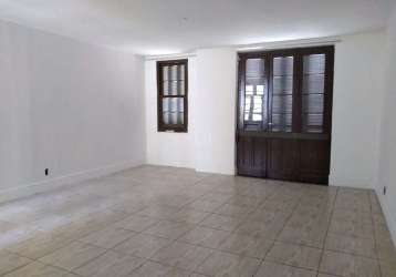 Vendo casa de 3 dormitórios, 02 suites, com patio e churrasqueira no bairro santana. casa diferenciada com 3 dormitórios sendo 02 suites, living amplo com sacada, sala de jantar, copa cozinha, área de