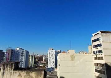 Coliseu vende apartamento com ótima localização, living dois ambientes, 3 dormitórios sendo um suíte , sol da manhã, , cozinha com armários, área de serviço, banheiro social, piso parquet, arejado, il