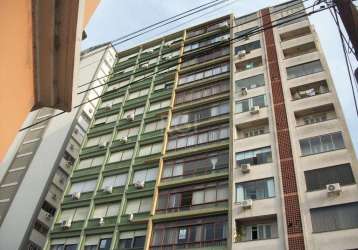 Vende apartamento de 01 dormitório com sacada, 47 m², de frente e em andar alto, living dois ambientes, cozinha com balcão americano, área de serviço e piso laminado. &lt;br&gt;&lt;br&gt;excelente loc