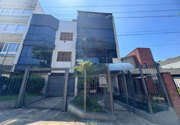 Apartamento com três dormitórios sendo uma suite , semi-mobiliado , sacada com churrasqueira , ensolarado com uma vaga de garagem coberta .