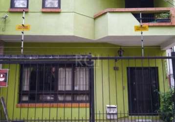 Vende no bairro floresta, casa com dois pisos, dividida em dois apartamentos, com 5 dormitórios, sendo 2 suite, 5 banheiros, 2 cozinhas, sacada, lareira, pátio, espaço de lazer com churrasqueira e dep