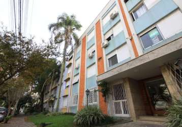 Apartamento térreo, 3 dormitórios com pátio e churrasqueira, sendo uma suíte. bem iluminado, sol da manhã, área de serviço separada com churrasqueira e água quente. prédio tradicional em construção be