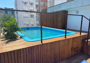 Cobertura duplex no bairro menino deus, excelente localização próximo ao zaffari e shopping praia de belas. conta com 3 dormitórios, sendo 2 suítes, 3 banheiros, área gourmet com churrasqueira, lareir