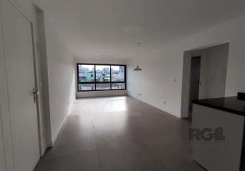 Apartamento de 2 suites com churrasqueira e vaga para dois carros, bairro petrópolis!&lt;br&gt;&lt;br&gt;andar alto, muito sol e ventilação! cozinha integrada ao living, lavabo. são duas suites, banhe