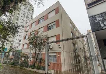 Ótimo apartamento no bairro petrópolis, fundos, com 76m² privativos, de 2 dormitórios. possui sala ampla, 2 dormitórios, banheiro com box de vidro e ventilação natural, área de serviço, dependência e 