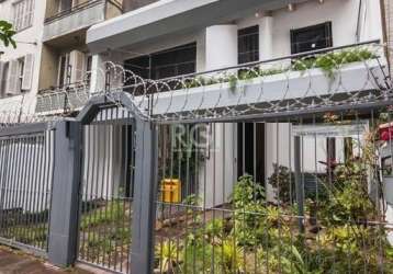 Vende casa de 3 dormitorios ,&lt;br&gt; com ótima localização no bairro rio branco, próximo ao hospital de clínicas. casa com 3 dormitórios, sendo 1 suíte máster com hidro e sacada, living com 2 ambie