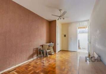 Apartamento amplo com 1 dormitório, sacada e split, living para 2 ambientes, cozinha toda em piso frio e com mobília planejada, área de serviço separada com amplo pátio nos fundos, banheiro social. pi