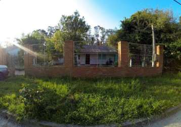 Casa no lami em porto alegre, feita de madeira, com 2 dormitórios, sala, cozinha, banheiro, área de serviço, garagem com churrasqueira + fogão campeiro.