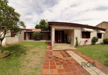 2 ótimas casas de alvenaria no bairro lami em porto alegre/rs | casa principal com 3 dormitórios sendo 1 com suíte, sala de estar e jantar, cozinha e banheiro social.&lt;br&gt;casa de hóspedes com 1 d