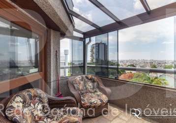 Excelente apartamento triplex, com uma linda vista da cidade e do guaíba. com 2 dormitórios e possibilidade de transformar o andar superior em uma suite com lareira. o apartamento dispõe de living, co