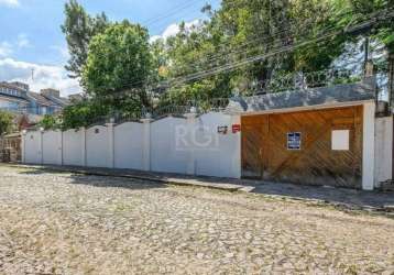 Casa de altíssimo padrão à 150 mts do calçadão de ipanema! 4 suítes, sendo a master com 70 m² inspirada na suíte do hotel de crillon de paris ( praça da concórdia ), o estar íntimo do 2º piso se comun