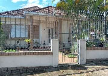 Excelente e ampla casa de esquina, sólida construção,  com três dormitórios, suíte, banho social, living, escritório, sala de jantar, cozinha, área de serviço, churrasqueira, todo em piso parquet.&lt;