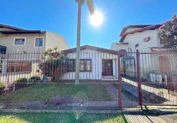 Excelente casa com 3 dormitórios, em uma rua de excelentes casa residências, casa térrea com pátio na frente e nos fundos, o terreno mede 11x36. a casa fica a uns 800 metros da orla de ipanema. agende