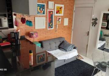 Excelente apartamento térreo, reformado, com 2 dormitórios, living 2 ambientes, cozinha americana, banho social, vaga de garagem rotativa. condomínio com quadras de esportes, quiosques, playground e p