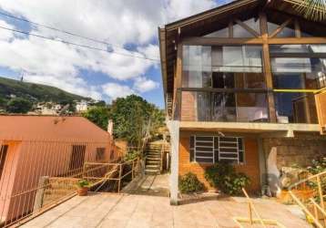 Casa com 02 quartos uma sala grande de entrada e uma salinha menor no meio. banheiro amplo e cozinha bem grande ( com área de serviço junto).  garagem com portão eletrônico. portão de entrada também c