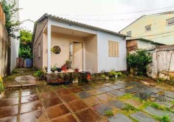 Casa de alvenaria à venda, localizada na rua banco inglês, bairro santa tereza. casa com aproximadamente 70m² de área construída, em terreno medindo 8,80m x 37,40m. possui sala ampla, cozinha, 2 dormi