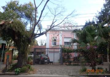 Excelente residência, em ótimo estado de conservação, com cinco dormitórios, 03 banheiros, cozinha, sala de jantar, living com lareira, piso taboão, outro dormitório na parte inferior com closet, livi