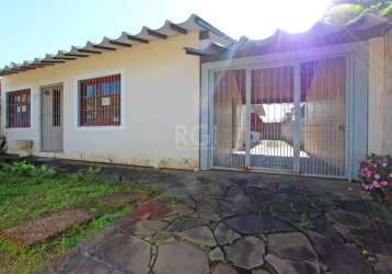 Ótima residência em ipanema, localizada a uma quadra do calçadão de ipanema e apenas&lt;br&gt;três quadras do zaffari. possui amplo living com lareira, 3 dormitórios sendo uma suíte,  2 banheiros, coz