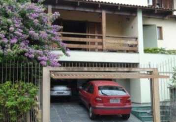 Excelente casa em condominio fechado c/ 4 dorm. 2 suites c/ closet, living, sala jantar, estar intimo, sacada integrada, webspace, lavabo, 3 banh. social, 1 banh. auxiliar, copa/cozinha, área de serv.