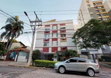 Amplo apartamento com cobertura que conta com aproximadamente 185m² privativos distribuídos em um amplo living, uma cozinha espaçosa com área de serviço, despensa e dependência de empregada e 3 dormit