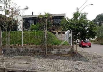 Vende, ótima casa com ampla sala de estar, cozinha mobiliada, 2 dormitórios sendo uma suíte com sacada, 2 banheiros, quiosque com churrasqueira, pátio nos fundos, garagem coberta para 2 carros, casa m