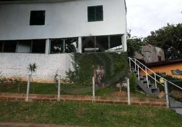 Vende casa em condomínio de seis casas, é a única unidade com acesso individual, possui 1 dormitório, sala de estar, 1 banheiro, cozinha americana, possibilidade de ampliação acima com laje. garagem, 