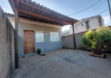 Vende-se casa térrea de alvenaria, 2 dormitórios, sala, cozinha, banheiro, área de serviço, vaga de garagem coberta para ate 2 carros, pátio murado e com gradil.&lt;br&gt;poucos metros da parada de ôn