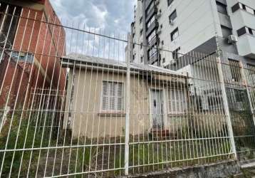 Casa de alvenaria, com 2 quartos.&lt;br&gt;agende sua visita!&lt;br&gt;&lt;br&gt;o bairro menino deus em porto alegre está próximo aos bairros centro histórico,&lt;br&gt;praia de belas, azenha e cidad