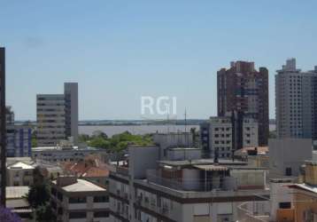 Cobertura 3 dormitórios com vista para o guaíba bairro menino deus porto alegre: reformada e semi-mobiliada, essa ampla cobertura conta no seu primeiro andar com cozinha americana, living para 2 ambie