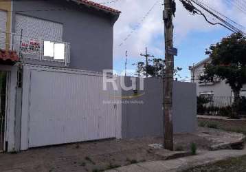 Casa no bairro guarujá com 2 (dois) dormitórios , opção do terceiro na parte de cima da casa, sala de estar e jantar, churrasqueira, sala com lareira, cozinha, lavabo, banho social e auxiliar. pátio c