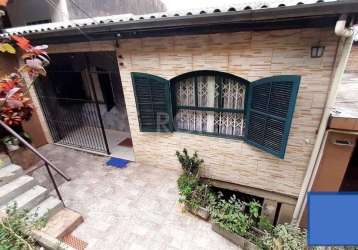 Casa de 3 dormitórios 200 m²,  2 banheiros, 2 salas, área com churrasqueira e amplo pátio com arvores frutíferas.&lt;br&gt;a casa possui 2 andares com espaços amplos e garagem para 2 carros.toda cerca