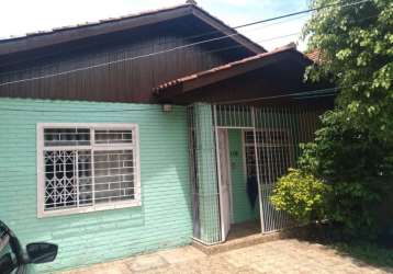 Casa 150 m² com amplas dependências 3 dormitórios, banheiro social,living amplo, copa e cozinha.&lt;br&gt;possui um bom pátio, e  3 vagas, um  sobrado nos fundos, com quarto, sala, cozinha e banheiro,