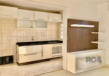 Apartamento 2 dormitórios  56,20 m² ,  semi mobiliado, living dois ambientes, piso laminado,banheiro social com  box  de vidro  temperado, ventilação natural, cozinha americana, área de serviço com ve