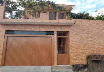 Ótima casa no bairro cascata com 3 dormitórios, sala de estar, cozinha, garagem coberta mais pátio frontal que cabe outro carro.