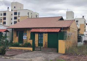 Casa com loja e uma segunda casa nos fundos, terreno , aproximadamente 220m² de área construída, 580m² de área total do terreno 13 de frente por 44 de fundos.